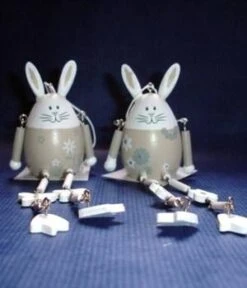 Hasenpaar Sitzend Aus Holz