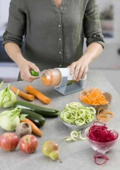 Betty Bossi Midi Spiralizer - Spiralschneider -Geschenkladen jhbb155023 betty bossi midi spiralizer 3 640x640